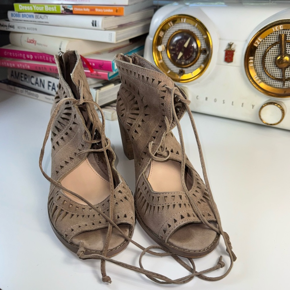 Sz 8 Vince Camuto Taupe Heeled Sandals with Lace-Up Design